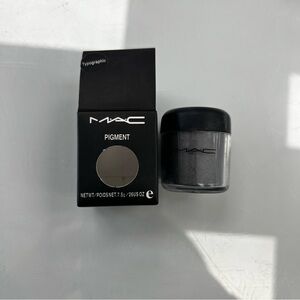 MAC Cosmetics - Typographic Pigment Eyeshadow